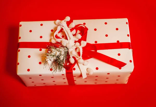 Parlak Kırmızı Arka Plan Üzerinde Noel Hediye Kutusu — Stok fotoğraf