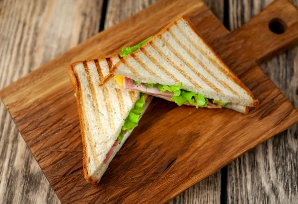 Sandwichs Frais Grillés Faits Maison Sur Planche Bois — Photo