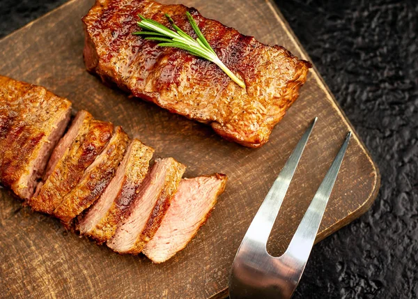 Steaks Porc Grillés Aux Épices Romarin Sur Planche Découper Bois — Photo