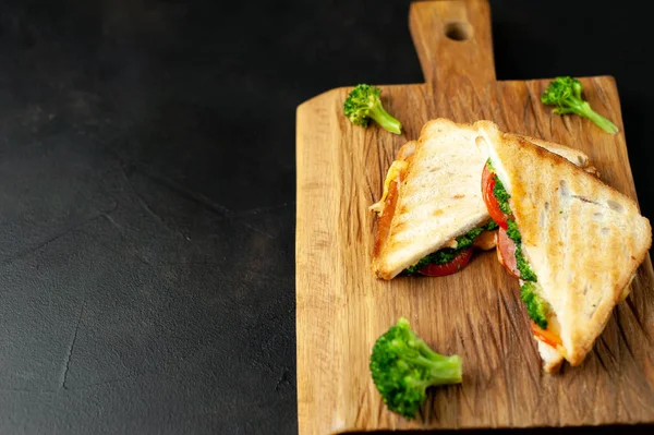 Sandwichs Frais Grillés Jambon Brocoli Frais Fromage Sur Planche Découper — Photo