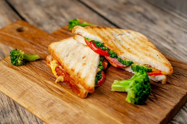 Sandwichs Frais Grillés Jambon Brocoli Frais Fromage Sur Planche Découper — Photo