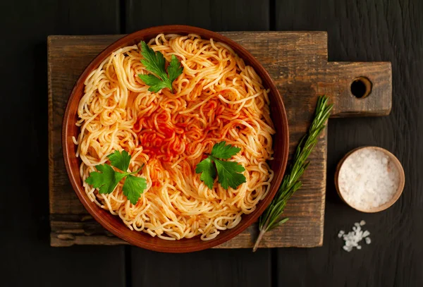Italiaanse Spaghetti Pasta Met Tomatensaus Peterselie Blad Donkere Stenen Achtergrond — Stockfoto
