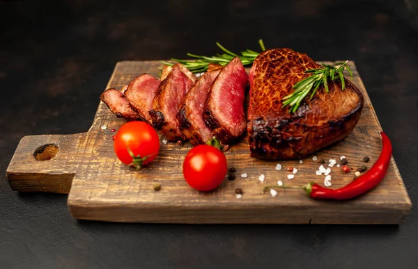 Bistecca Manzo Fresca Succosa Servita Con Peperoncino Rametti Rosmarino Tavola — Foto Stock