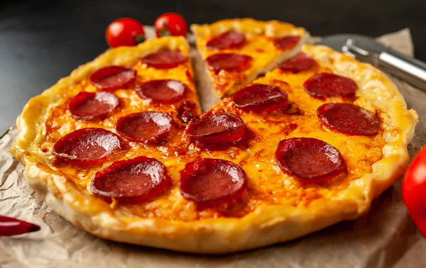 Pizza Pepperoni Saboroso Tradicional Fundo Pedra — Fotografia de Stock