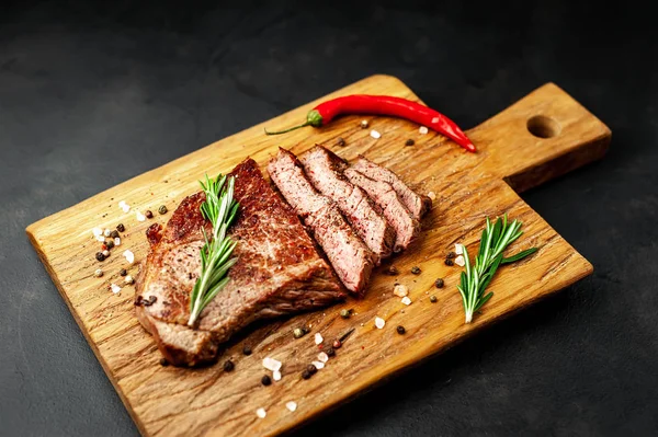 Carne Cerdo Parrilla Fresca Con Especias Ramitas Romero Sobre Tabla — Foto de Stock