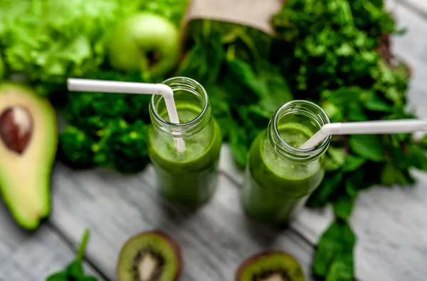 Batido Verde Fresco Con Verduras Frutas Sobre Fondo Gris —  Fotos de Stock