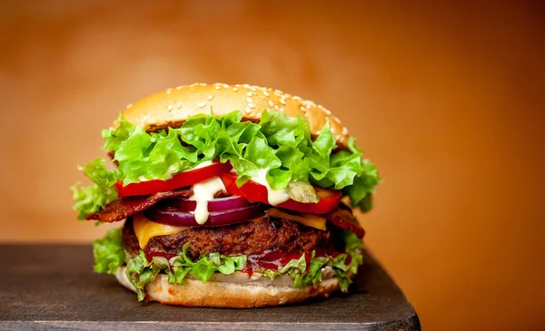 Ahşap arka plan üzerinde taze ev yapımı hamburger