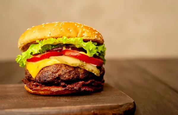 Świeży Domowy Burger Podłoże Drewniane — Zdjęcie stockowe