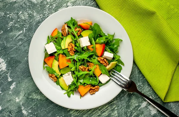 Fräsch Vegetarisk Sallad Med Grönska Persimmon Och Avokadoskivor Valnötter Och — Stockfoto