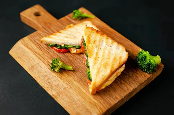 新鮮なブロッコリー チーズの焼きサンドイッチを木製のまな板に — ストック写真