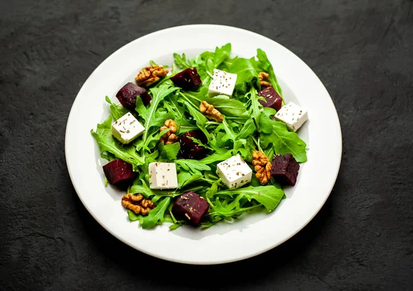 Arugula Ispanak Ile Taze Salata Dilimlenmiş Pancar Beyaz Peynir Ceviz — Stok fotoğraf