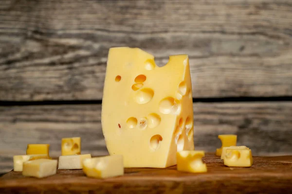 Stückchen Maasdam Käse Mit Stücken Auf Einem Holzschneidebrett — Stockfoto