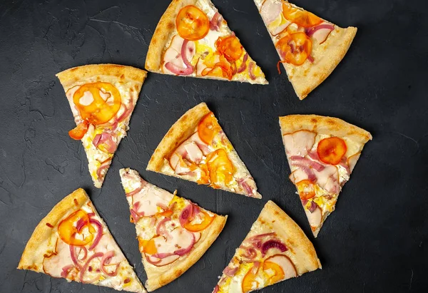Friss Zöldség Pizza Sonkával Fekete Kőháttérrel — Stock Fotó