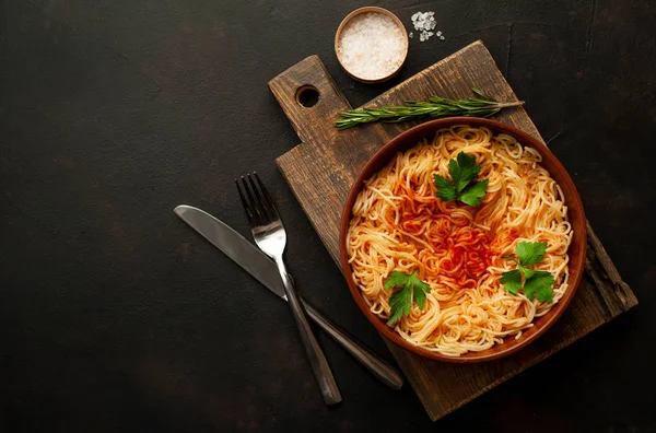 Italian Spaghetti Pasta Tomato Sauce Parsley Leaves Dark Stone Background — Stock Photo, Image