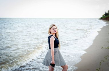 Kumlu sahilüzerinde poz şık makyaj ile Sarışın kadın 