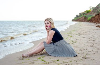 Kumlu sahilüzerinde poz şık makyaj ile Sarışın kadın 