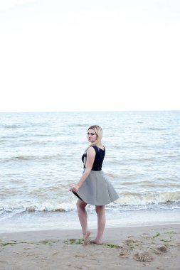 Kumlu sahilüzerinde poz şık makyaj ile Sarışın kadın 