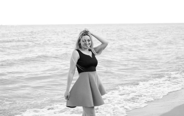 Blond Kvinna Med Snygg Makeup Poserar Sandy Seashore — Stockfoto