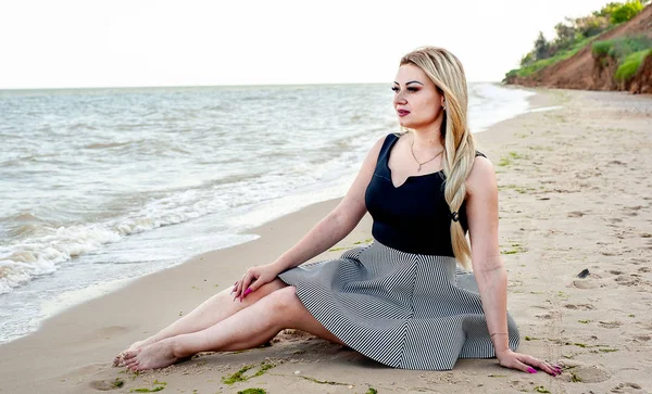 Mulher Loira Com Maquiagem Elegante Posando Praia Arenosa — Fotografia de Stock