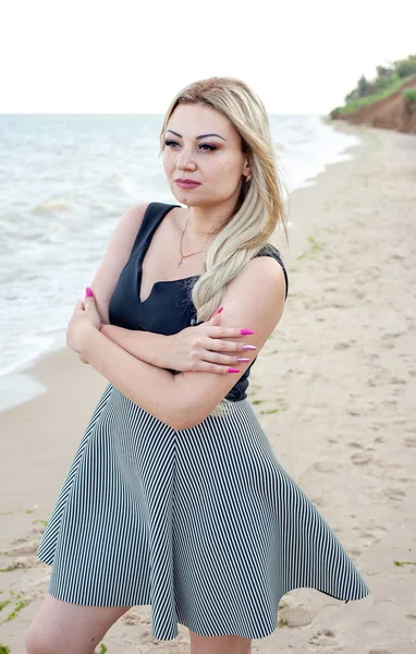 Blonde Vrouw Met Stijlvolle Make Poseren Sandy Seashore — Stockfoto