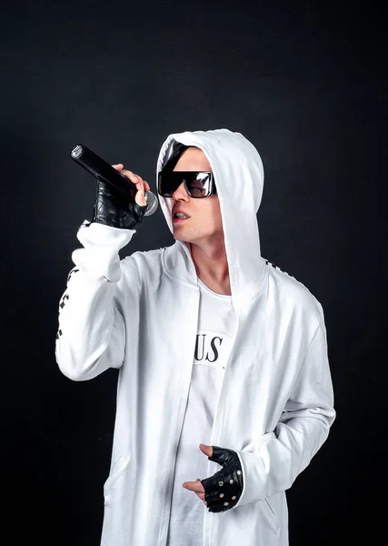 Junge Stilvolle Brünette Mann Posiert Mit Mikrofon Auf Schwarzem Hintergrund — Stockfoto