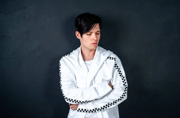 Joven Morena Elegante Hombre Posando Sobre Fondo Negro — Foto de Stock