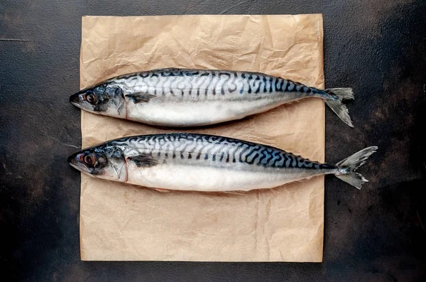 Roher Frischer Fisch Auf Bastelpapier Über Schwarzem Steinhintergrund — Stockfoto