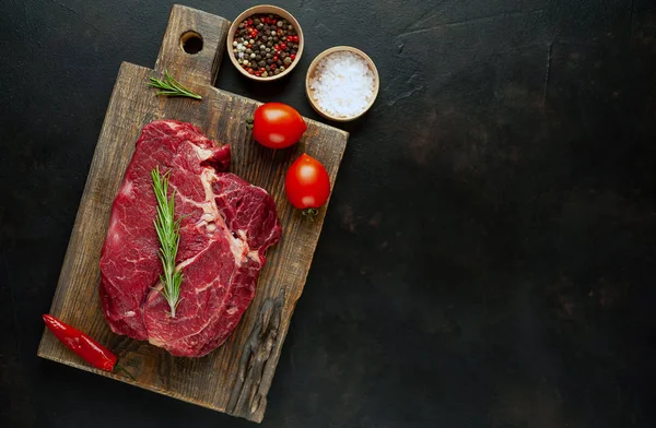 Filete Crudo Fresco Con Tomates Ramita Romero Sobre Tabla Cortar — Foto de Stock