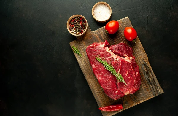 Filete Crudo Fresco Con Tomates Ramita Romero Sobre Tabla Cortar — Foto de Stock