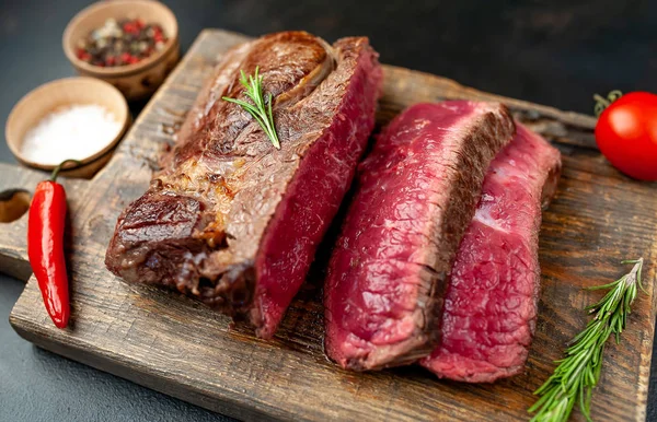 Carne Fresca Parrilla Rara Con Especias Sobre Tabla Cortar Madera — Foto de Stock