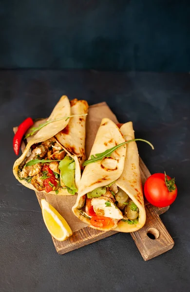 Traditionelle Mexikanische Tacos Mit Salat Auf Holzhackbrett Über Schwarzem Betonhintergrund — Stockfoto