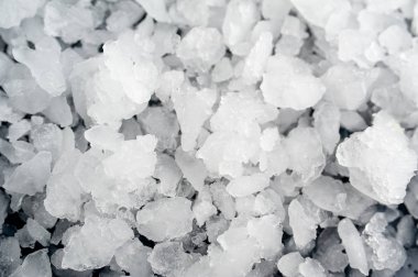 Siyah taş arka plan üzerinde ezilmiş buz yığını 