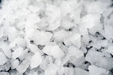 Siyah taş arka plan üzerinde ezilmiş buz yığını 