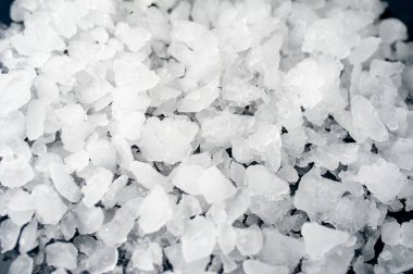 Siyah taş arka plan üzerinde ezilmiş buz yığını 