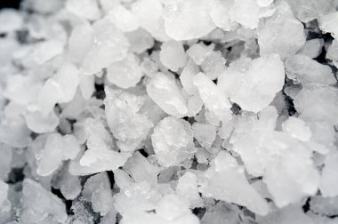 Siyah taş arka plan üzerinde ezilmiş buz yığını 