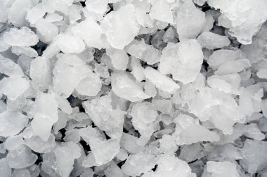 Siyah taş arka plan üzerinde ezilmiş buz yığını 