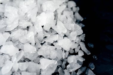 Siyah taş arka plan üzerinde ezilmiş buz yığını 