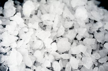 Siyah taş arka plan üzerinde ezilmiş buz yığını 