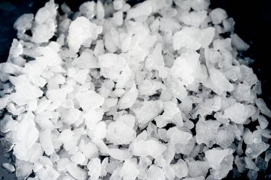 Siyah taş arka plan üzerinde ezilmiş buz yığını 