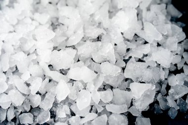 Siyah taş arka plan üzerinde ezilmiş buz yığını 