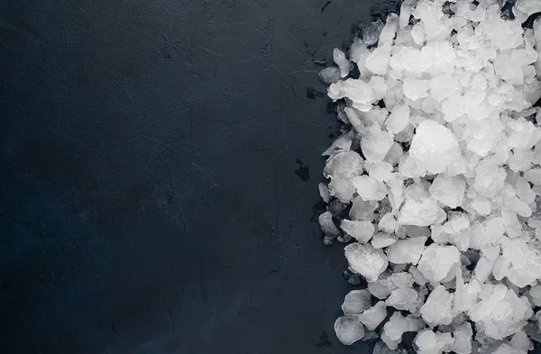 Купка Подрібненого Льоду Фоні Чорного Каменю — стокове фото