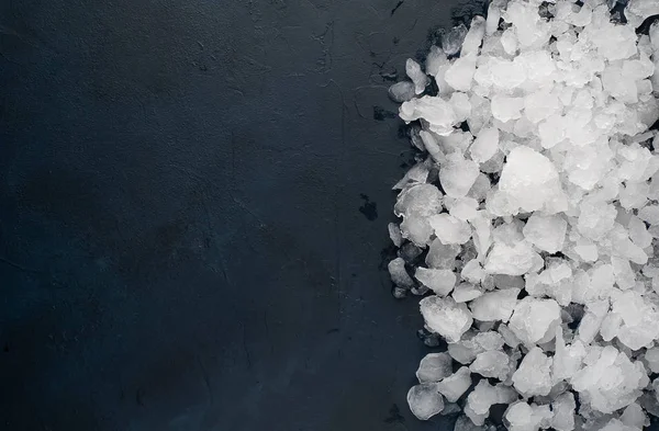 Montón Hielo Triturado Sobre Fondo Piedra Negra —  Fotos de Stock