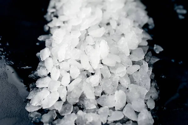 Haufen Von Crushed Ice Auf Schwarzem Stein Hintergrund — Stockfoto