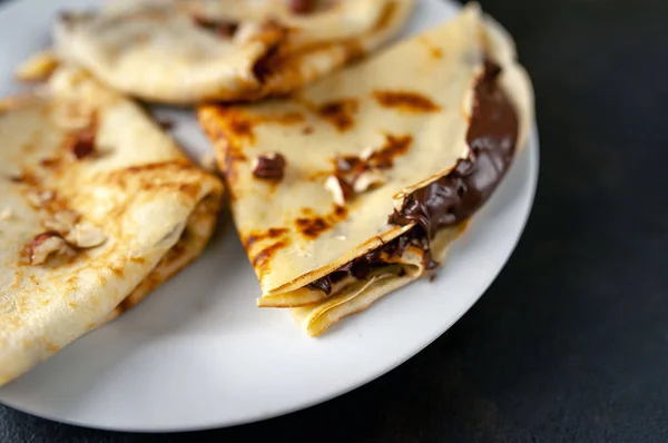 Crêpes Fraîches Maison Servies Avec Pâte Chocolat Noisettes Sur Fond — Photo