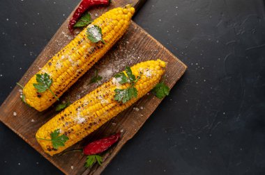 ahşap bir tahta üzerinde taze sarı mısır