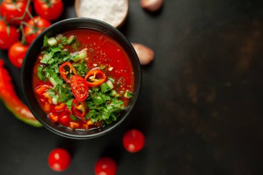 Beton arka plan üzerinde Geleneksel İspanyol soğuk domates çorbası gazpacho