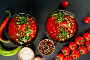 Beton arka plan üzerinde Geleneksel İspanyol soğuk domates çorbası gazpacho