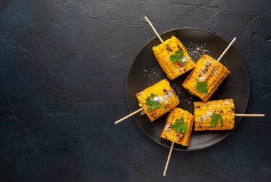 siyah masada tabakta tuz ile mısır ızgara parçaları