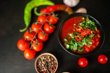 Beton arka plan üzerinde Geleneksel İspanyol soğuk domates çorbası gazpacho