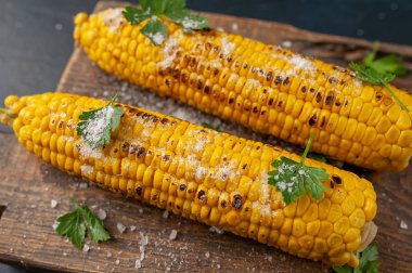 ahşap bir tahta üzerinde tuz ile taze organik mısır